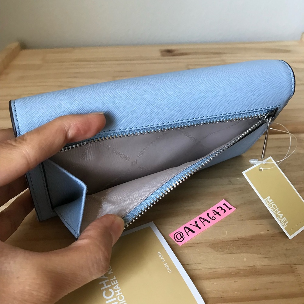 Michael Kors wallet🎈🎈 - Picture 5 of 7